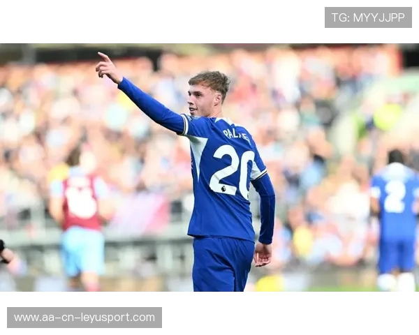 切尔西帕尔默脚下变化甩开防守后推射得手——在绿茵场上书写的极致瞬间